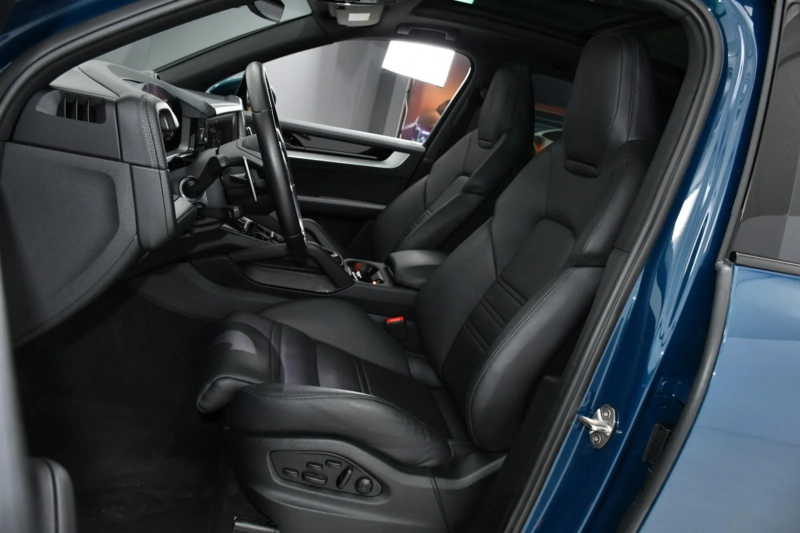 Poza 13 Porsche Cayenne 2024, Hibrid Plug-in, 470 CP, 17.000 km